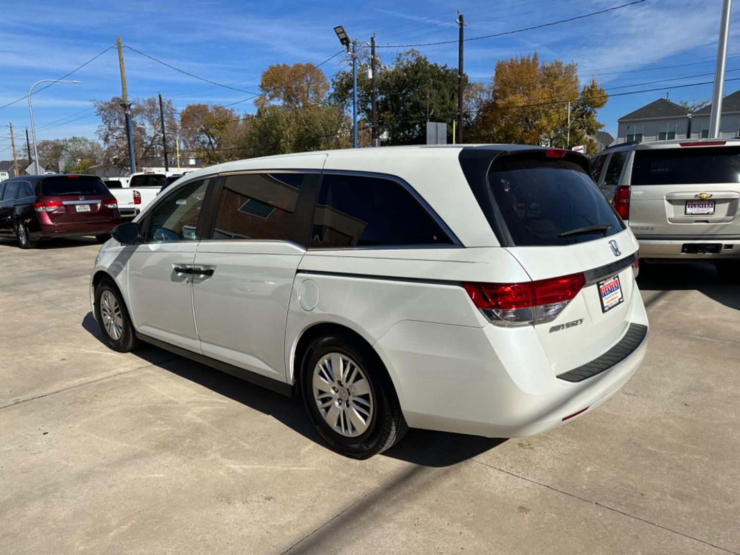 2014 White /Beige Honda Odyssey LX (5FNRL5H29EB) with an 3.5L V6 SOHC 24V engine, 6-Speed Automatic transmission, located at 1501 West 15th St., Houston, 77008, (713) 869-2925, 29.797941, -95.411789 - Photo#3